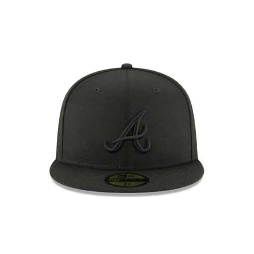 Atlanta Braves Blackout Core Fitted Cap in Black
