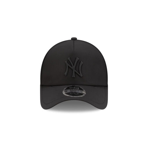 New York Yankees Practice-Day Mesh Trucker Cap in Black