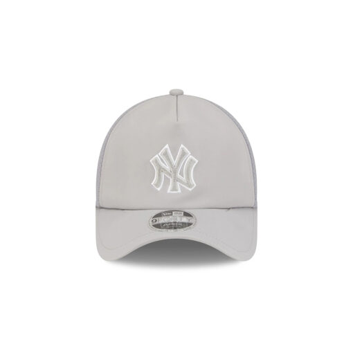 New York Yankees Practice-Day Mesh Trucker Cap in Gray