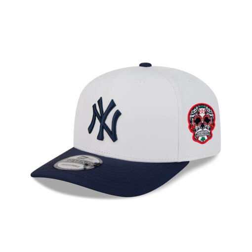 New York Yankees Waterproof Tech Stretch-Snap Cap in White New York Yankees Waterproof Tech Stretch-Snap Cap in White