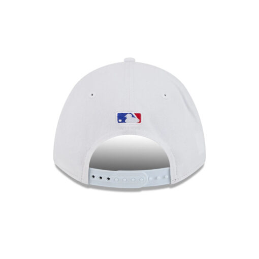 Chicago Cubs Trophy Wordmark M-Crown Snapback in White Chicago Cubs Trophy Wordmark M-Crown Snapback in White
