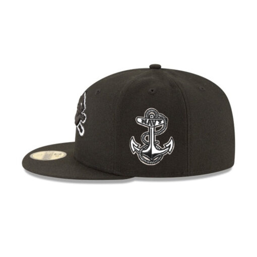 Detroit Lions Tonal Lion Anchor Side Patch Snapback Cap in Black