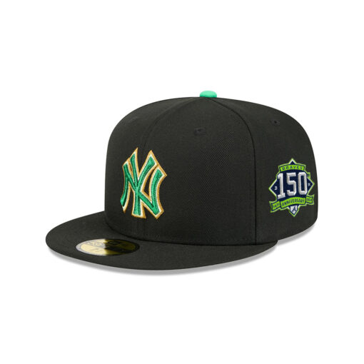 New York Yankees Clover Patch Fitted Cap in Black