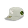 New York Yankees Crinkle Texture Fitted Cap in Light Grey
