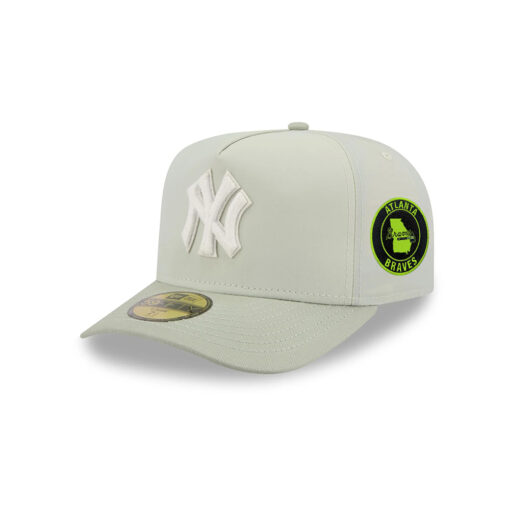 New York Yankees Crinkle Texture Fitted Cap in Light Grey