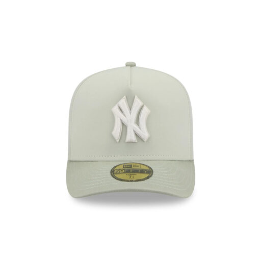 New York Yankees Crinkle Texture Fitted Cap in Light Grey