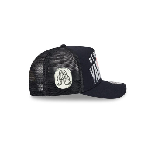 New York Yankees Fade Logo Trucker Cap in Black