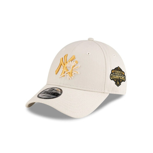 New York Yankees Floral Adjustable Cap in Ivory Cream New York Yankees Floral Adjustable Cap in Ivory Cream