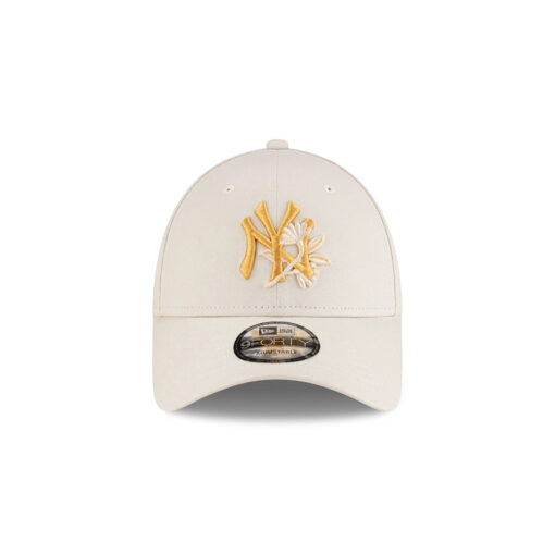 New York Yankees Floral Adjustable Cap in Ivory Cream New York Yankees Floral Adjustable Cap in Ivory Cream