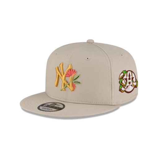 New York Yankees Floral Snapback in Ivory Cream