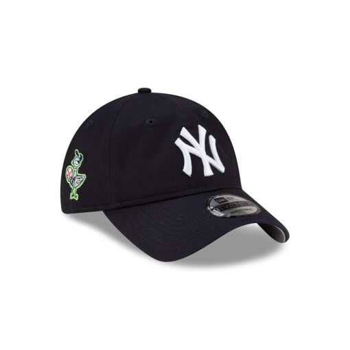 New York Yankees Hidden Pigeon Adjustable Cap in Black