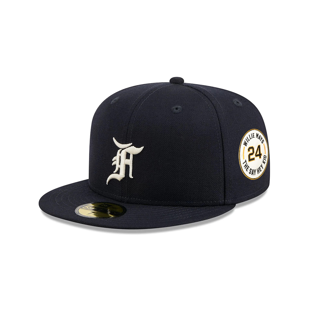 New York Yankees Minimal Bar Fitted Cap in Black New York Yankees Minimal Bar Fitted Cap in Black