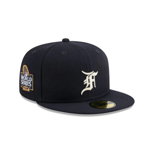 New York Yankees Minimal Bar Fitted Cap in Black New York Yankees Minimal Bar Fitted Cap in Black