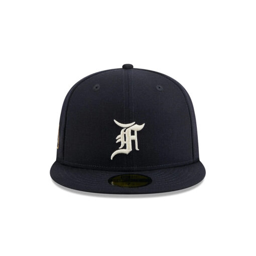 New York Yankees Minimal Bar Fitted Cap in Black New York Yankees Minimal Bar Fitted Cap in Black