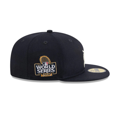 New York Yankees Minimal Bar Fitted Cap in Black New York Yankees Minimal Bar Fitted Cap in Black