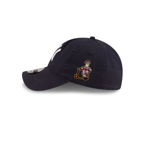 New York Yankees Owl Logo Adjustable Cap in Black