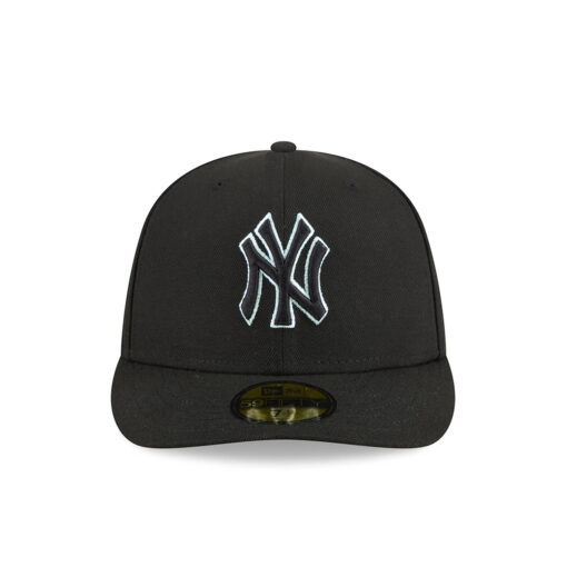 New York Yankees Pre-Curve Fitted Cap in Black