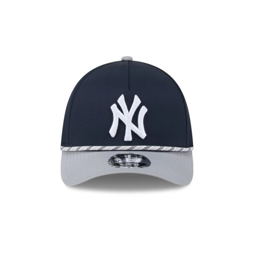 New York Yankees Rope Detail Stretch-Fit Cap in Black