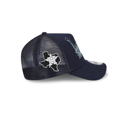 New York Yankees State Outline Trucker Cap in Black