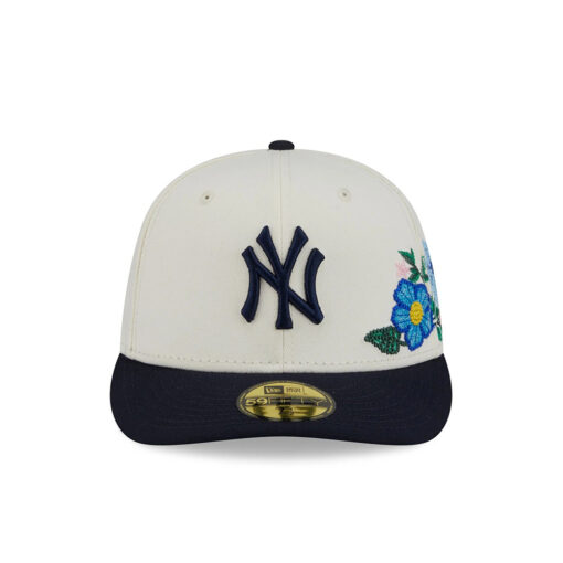 New York Yankees Tonal Floral Fitted Cap in White New York Yankees Tonal Floral Fitted Cap in White