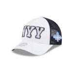 New York Yankees Women’s Felt Logo Trucker Cap in Optic White