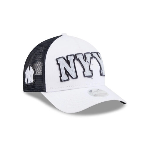 New York Yankees Women’s Felt Logo Trucker Cap in Optic White