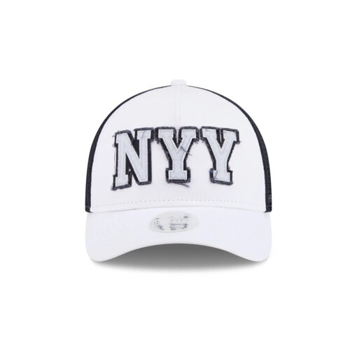 New York Yankees Women’s Felt Logo Trucker Cap in Optic White