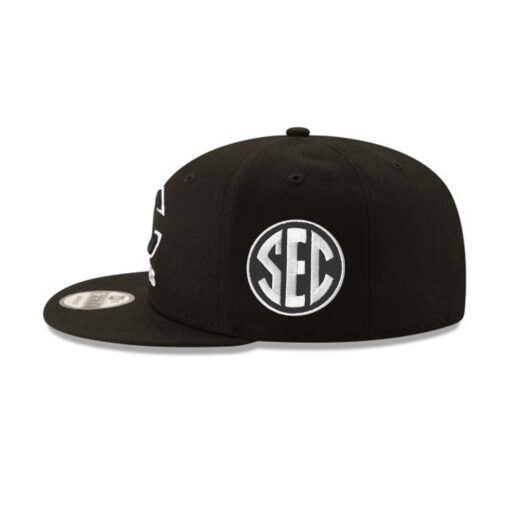 Chicago Bears Black and White C Mark Wordmark Side Patch Snapback Hat in Black Chicago Bears Black and White C Mark Wordmark Side Patch Snapback Hat in Black