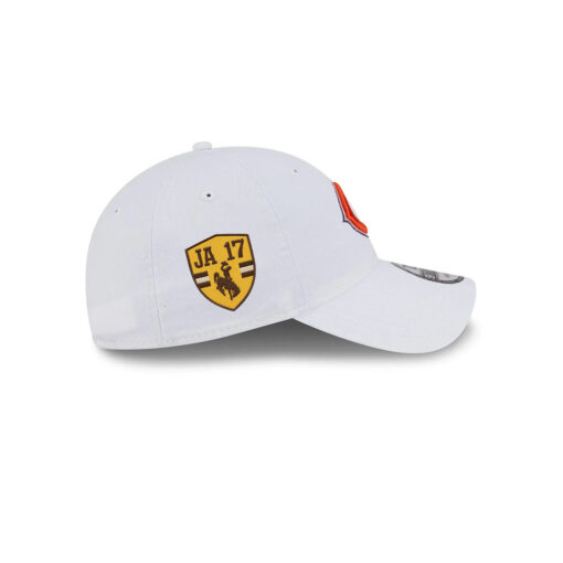 Chicago Bears Classic Logo Adjustable Hat in White Chicago Bears Classic Logo Adjustable Hat in White